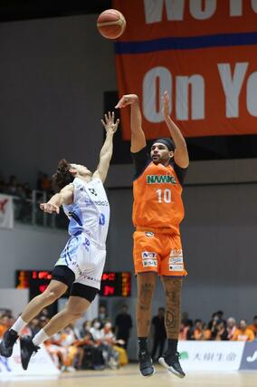 第２クオーター、パウエルがシュートを決める＝アオーレ長岡