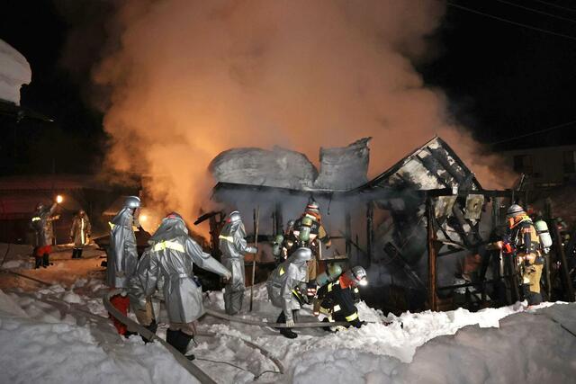 建物の火災現場＝１４日、長岡市赤谷