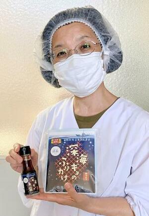 深海魚で作った魚醤とふりかけを手にする製造担当者の中西美智子さん=愛知県蒲郡市