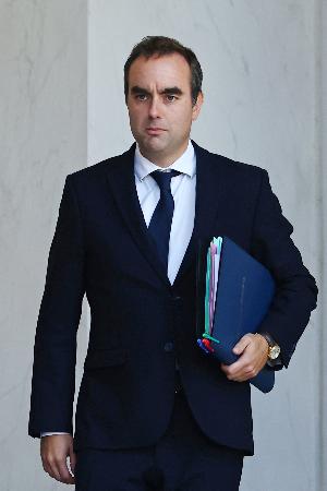 フランス・パリの大統領府を出るルコルニュ首相=14日(ロイター=共同)