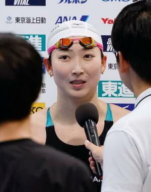 女子50メートルバタフライを制し、インタビューに答える池江璃花子=東京アクアティクスセンター