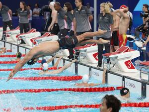 競泳　男子４００メートルメドレーリレー予選　全体の１４位で予選敗退した日本チーム。第３泳者の水沼尚輝（新潟医福大職）が飛び込む＝８月０３日、パリ郊外のラデファンス・アリーナ