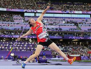 パリ五輪女子やり投げ決勝の1投目に65メートル80をマークし、金メダルを獲得した北口榛花=10日、パリ郊外(共同)