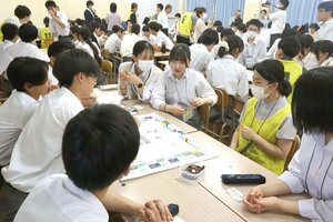 さまざまな職種の役割について話し合い、交流を深める研修医と村上中等教育学校の生徒たち=村上市学校町