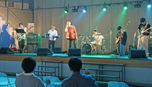 「音市場」と新潟工科大の学祭がコラボした音楽フェス。軽音楽部と市内のピアニストが共演した=柏崎市藤橋