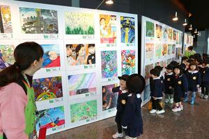 県ジュニア美術展覧会の作品を鑑賞する園児たち=11月28日、新潟市中央区