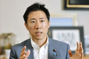 インタビューに答える自民党の塩崎彰久衆院議員