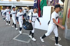 球場に到着した新潟産大付ナイン＝８月９日午前６時前、阪神甲子園球場