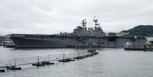 　米海軍の強襲揚陸艦「トリポリ」＝２０２５年６月、長崎県・佐世保港