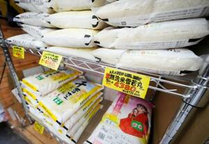 スーパーに並ぶコメ=10日午後、東京都練馬区の「アキダイ」