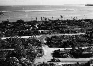 砲撃や爆撃を受けたサイパン島沿岸地域の住宅街=1944年(沖縄県公文書館所蔵)