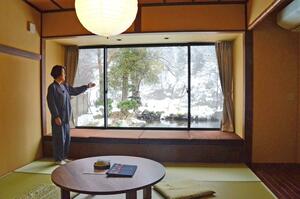 開放的な窓に改装された、しなの荘別館の部屋=3月6日、津南町上郷上田