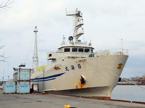 新造船への切り替えが予定される佐渡汽船の貨物船「日海丸」＝２３日、新潟市中央区