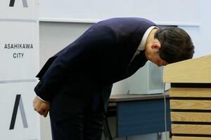 臨時の記者会見で頭を下げる北海道旭川市の今津寛介市長=28日午後、旭川市役所