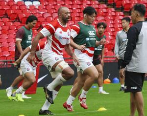 南アフリカ戦を控え、調整するラグビー日本代表のリーチ(手前左)ら=ロンドン(共同)