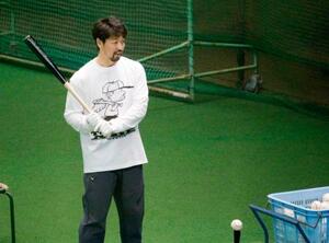 　打撃練習する中日・阿部＝ナゴヤ球場