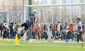 J1アルビレックス新潟が3年ぶりに一般公開した練習。多くのサポーターが集まった=4月11日、聖籠町