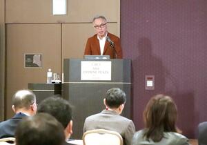 事業の多角化などについて講演する八海醸造の南雲二郎会長＝２６日、新潟市中央区