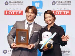 「ベストスマイル・オブ・ザ・イヤー2025」に選ばれ、授賞式に出席した柔道の阿部一二三(左)と妹の詩=6日、東京都内