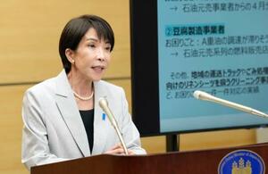 記者団の取材に応じる高市首相=7日午後、首相官邸