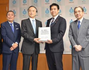 国立劇場の早期開場を求める要望書を、松本文科相(右から2人目)に手渡す人間国宝の片岡仁左衛門さん。左端は中村歌六さん、右端は中村梅玉さん=25日午前、文科省
