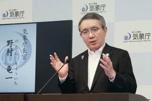 記者会見する気象庁の野村竜一長官=17日午後、気象庁