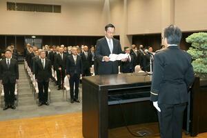 退職警察職員を代表し、謝辞を述べた阿部吉晴・前刑事部長=3月31日、新潟市中央区