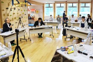 子育て中の母親らと対話する花角英世知事(左)=9月、出雲崎町