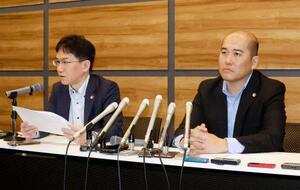 　記者会見する、車両の浸水被害を訴える男性の代理人弁護士ら＝２４日午前、津市