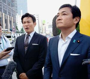 記者団の取材に応じる須藤元気氏。右は国民民主党の玉木代表=30日、東京都内