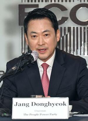 　８日、ソウル市内で記者会見する野党「国民の力」の張東赫代表（共同）