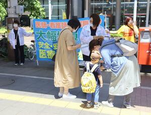 増員や待遇改善を求めて署名活動をする看護師ら=5月18日、長岡市大手通1