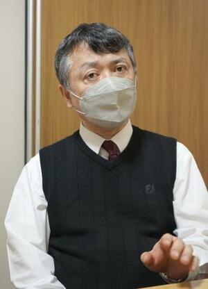 　取材に応じる特別養護老人ホーム「親愛の丘市川」の千野哲孝施設長＝４月、千葉県市川市