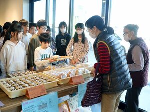 自分たちが田植えをした米の米粉を使ったパンを販売する有田小の児童たち=12月2日、上越市塩屋新田