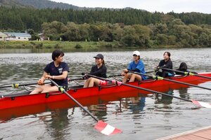 ＮＴＴ東日本漕艇部の選手（左）から指導を受ける高校生ら＝阿賀町津川