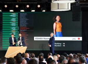 パリで開かれた全仏テニスの組み合わせ抽選会。スクリーンは大坂なおみ=21日(共同)