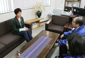 連合新潟を訪ね、衆院選の結果を報告する中道改革連合の西村智奈美氏（左）＝９日、新潟市中央区