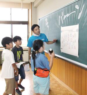 小学生が謎解きやミッションに挑戦したイベント=村上市柏尾