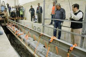 　２０１７年、「第２の太陽の船」の部材の引き上げで合図を出す吉村作治さん（右端）。部材には、破損防止のため和紙が貼られている＝エジプト・ギザ