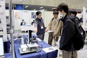 電子機械メーカーなどが製品や技術をＰＲした展示商談会＝１９日、長岡市