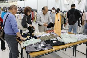 お気に入りの一点を求め、多くの来場者でにぎわった「見附ニット春まつり」=4月13日、見附市学校町1