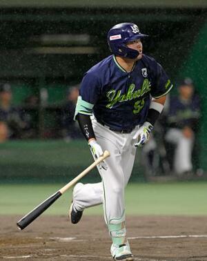 4回ヤクルト1死、村上が右越えに満塁本塁打を放つ=岐阜