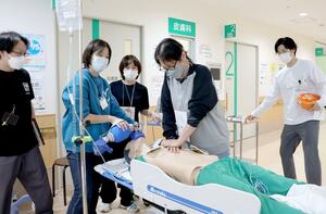 心停止時の初期対応などを学ぶ「ＩＣＬＳ講習」の受講者ら＝佐渡市千種