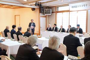 期成同盟会総会であいさつする水落敏栄会長=十日町市山崎