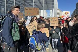 　５日、ベルリン中心部で、ドイツの兵役法に反対するデモに参加した若者ら（共同）