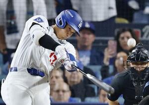 指名打者で出場したワールドシリーズ第3戦、この試合2本塁打目となる同点ソロを放つドジャース・大谷=ロサンゼルス(共同)