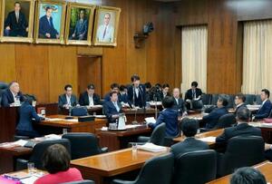 衆院法務委で答弁する高市首相(中央)=10日午後