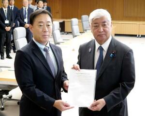中谷防衛相(右)に要請書を手渡す山口県岩国市の福田良彦市長=16日午後、防衛省