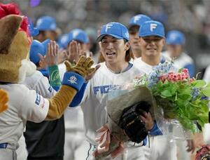 無安打無得点試合を達成し、チームメートから祝福を受ける日本ハム・細野(手前)=エスコンフィールド