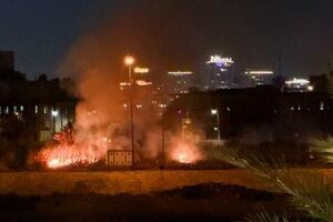 イラクの首都バグダッドで、米大使館への攻撃後に立ち上る煙=17日(ロイター=共同)